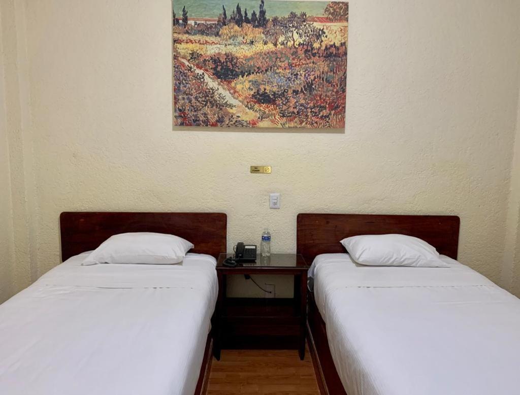 Hotel Capri De Leon Mexico エクステリア 写真