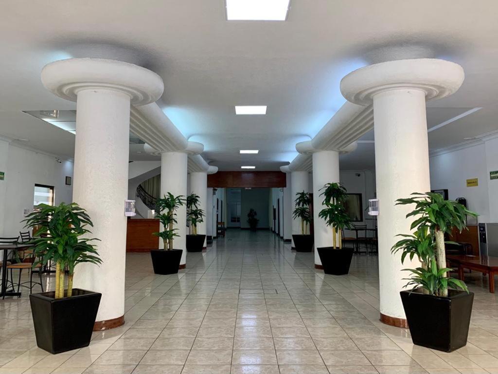 Hotel Capri De Leon Mexico エクステリア 写真