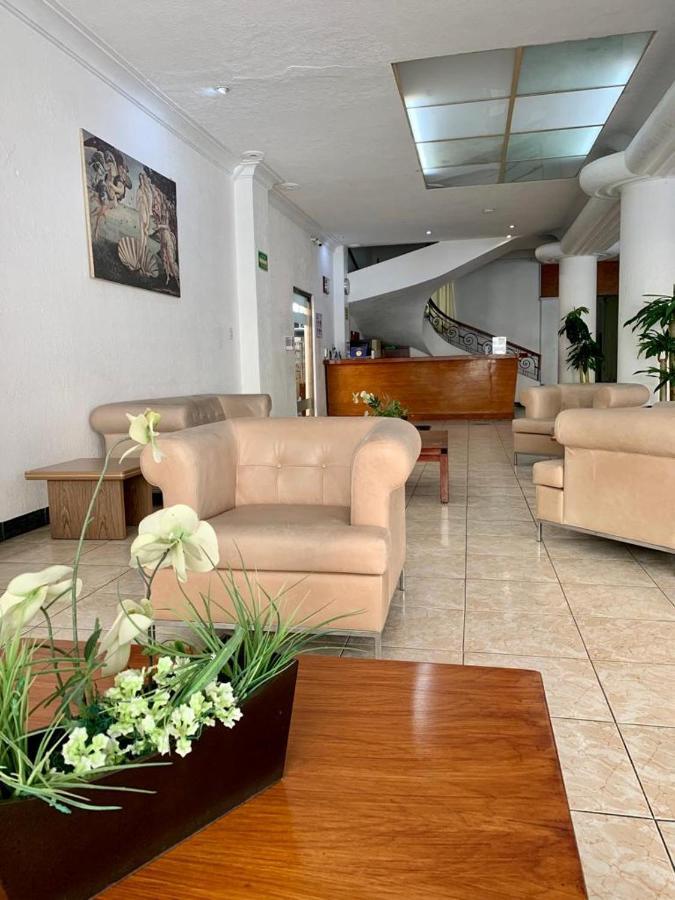 Hotel Capri De Leon Mexico エクステリア 写真