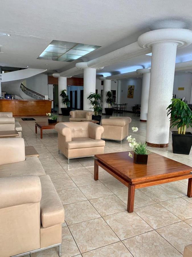 Hotel Capri De Leon Mexico エクステリア 写真